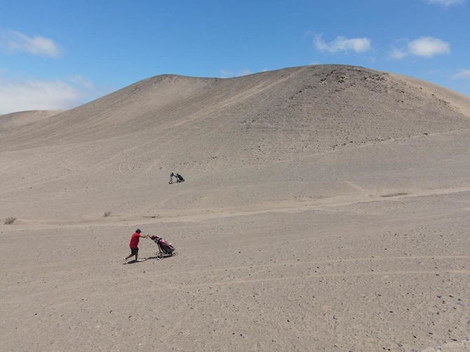 Una postal que se repite en el norte: un solitario golfista camina por el desierto buscando su bola entre medio de la tierra y las piedras.