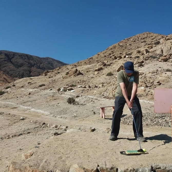 En cada tiro, y solo si la bola cae dentro del&nbsp;fairway, el jugador puede golpear la pelota arriba de una alfombra, y as&iacute; evitar el terreno pedregoso.