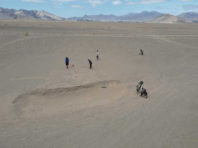 El&nbsp;fairway&nbsp;est&aacute; delimitado con tiza blanca. Fuera de esa &aacute;rea, el jugador no podr&aacute; ocupar el felpudo verde para golpear la bola. "Ah&iacute; se utilizan palos de sacrificio, porque le pegas a las piedras", dicen los jugadores locales.